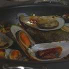 Посолить и поперчить по вкусу, добавить стручковую фасоль, креветки, мидии и оливки, влить еще 1 ст. ложку масла. Накрыть кастрюлю крышкой, а сверху влажным полотенцем и оставить на 10 минут.