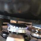 А теперь накрываем кастрюлю плотно прилегающей крышкой, убавляем огонь до самого минимума!..и варим 45 минут, не мешая....Минимальный прогрев здесь очень важен,чтобы сироп не стал темно-янтарного цвета, а должен оставаться слега желтого, и иметь абсолютную прозрачность...P.S. Огонь лучше убавлять не до упора (отметки минимума), а наоборот,в сторону выключения - именно там еле слышный огонь,который нам и нужен:)