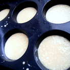Наливаем тесто в формочки для кексов на две трети.