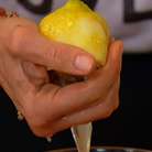 Из половинки лимона выжать сок.