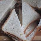 Хлеб разрезать по диагонали, выложить на противень с пергаментом и поставить в разогретую до 200 °С духовку под гриль на несколько минут.