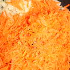 Лук почистите и мелко нарежьте. Морковь натрите на крупной терке. В сковороде разогрейте растительное масло. Опустите в сковороду овощи. 