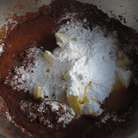 Песочное шоколадное тесто:В чаше миксера соединить муку, какао, нарезанное кубиками сливочное масло , сахар,яйцо и замесить тесто.