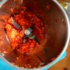 Красный сладкий перец вымыть, очистить от семян и измельчить в блендере.