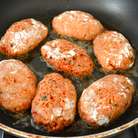 Котлетки слегка обвалять в муке и обжарить на смеси растительного и сливочного масла до готовности. 