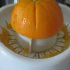 Натереть цедру 1 апельсина и выжать сок.Оставшийся апельсин почистить и нарезать на 8 кружочков.