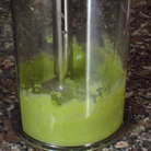 Авокадо очистить и вынуть косточку. В чашу блендера положить авокадо, зубчик чеснока, лимонный сок, соль и пюрировать до получения однородной массы.