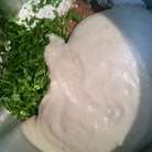 Картошку очистите и пюрируйте. Порубите петрушку и вместе с пюре и дрожжами добавьте к муке. 