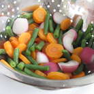 Вскипятить в кастрюле воду. Положит морковь и варить 5 минут. Добавить редис и стручковую фасоль, готовить еще 5 минут. Откинуть овощи на дуршлаг.