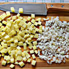 Картофель помыть, очистить и нарезать кубиками. Лук также почистить и мелко порубить.