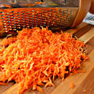 Морковь натереть на мелкой тёрке и добавить к супу, чуть-чуть приправить перцем.