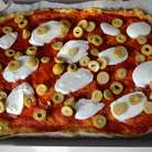 Через 15 минут достать противень и выложить на "пиццу" нарезанные предварительно сыр моцарелла и зеленые оливки. 