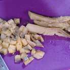 Филе сельди, яблоко и огурец нарезать маленькими кубиками.