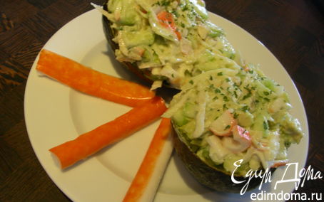 Рецепт Легкий салатик с крабовыми палочками и сельдереем в авокадо