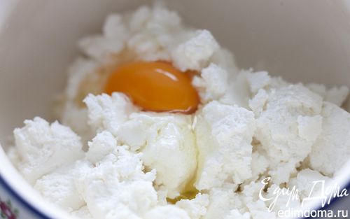 Рецепт Сырники с вишневым соусом и корицей