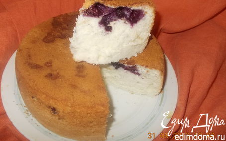 Рецепт Бисквит с печеньем и голубикой в мультиварке
