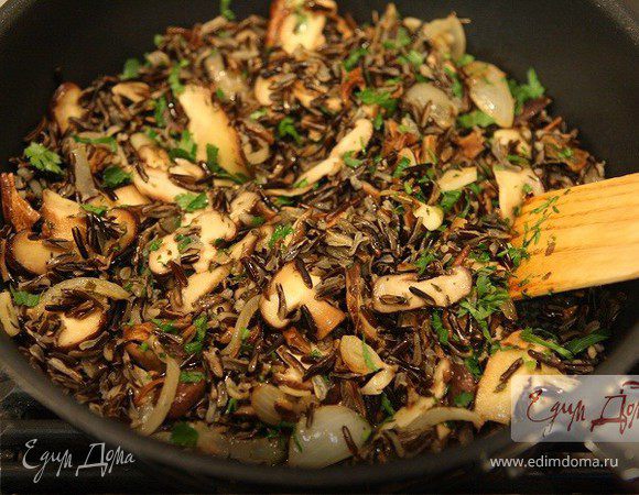 Салат из дикого риса с грибами и петрушкой