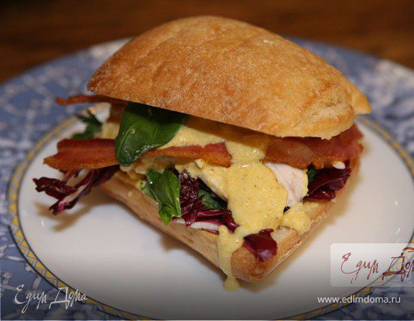 Сэндвич с курицей карри, радиккио и базиликом