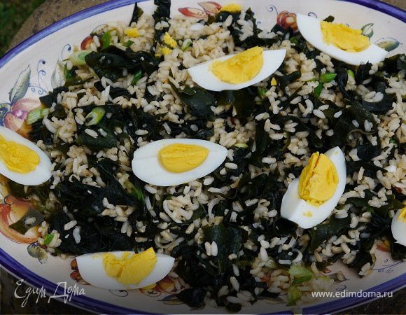 Рисовый салат с морскими водорослями и яйцами