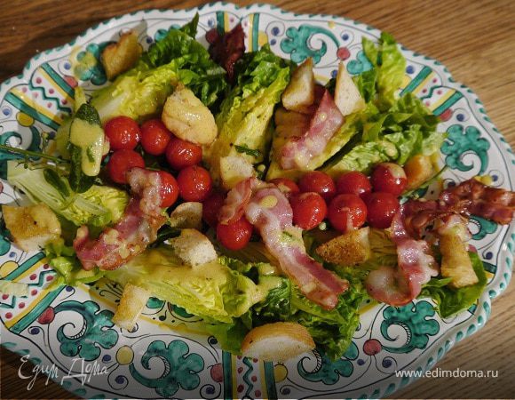 Салат с помидорами черри, беконом и крутонами