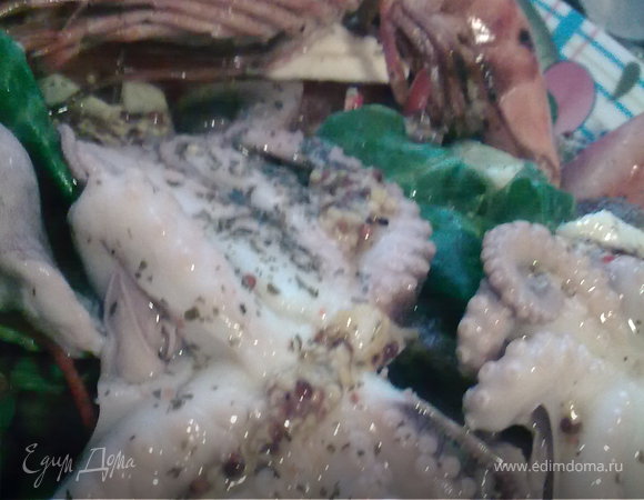 Салат с осьминожками, креветками и грибами под горчичной заправкой