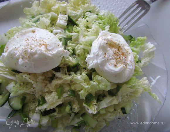 Легкий овощной салат с яйцом пашот