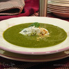 Зеленый крем-суп с клецками из творога и сыра с плесенью
