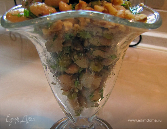 Теплый фасолевый салат с грибами и орехами...