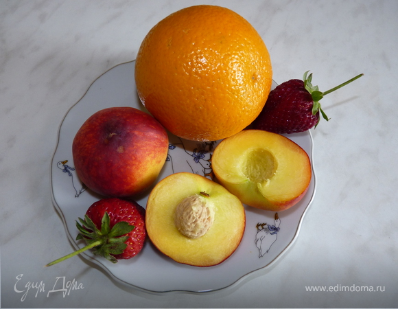 Персики с клубникой в апельсиновом сиропе
