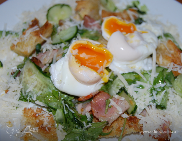 Теплый салат из хлеба, хрустящей копченой грудинки и яйца-пашот по рецепту Джейми Оливера