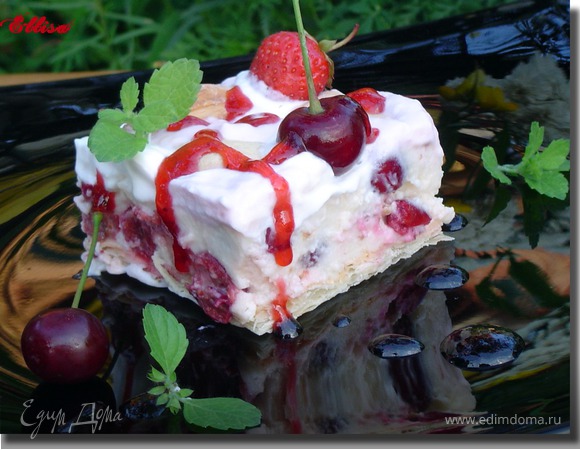 Десертный торт "Клубнично-вишневая нежность"
