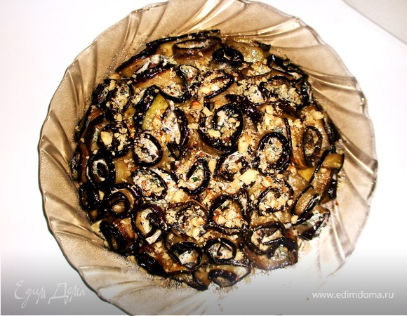 Торт из баклажанных рулетиков с чесноком, пармезаном и орехами