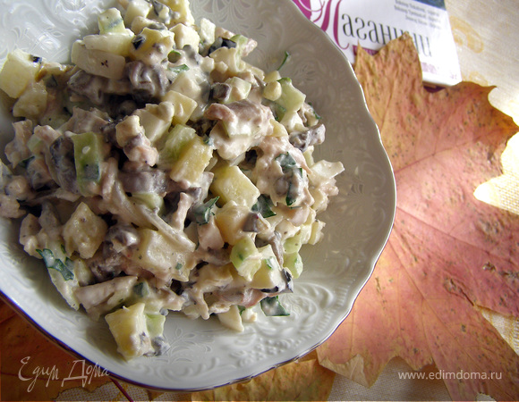 Салат с копченной курицей и маринованными грибами