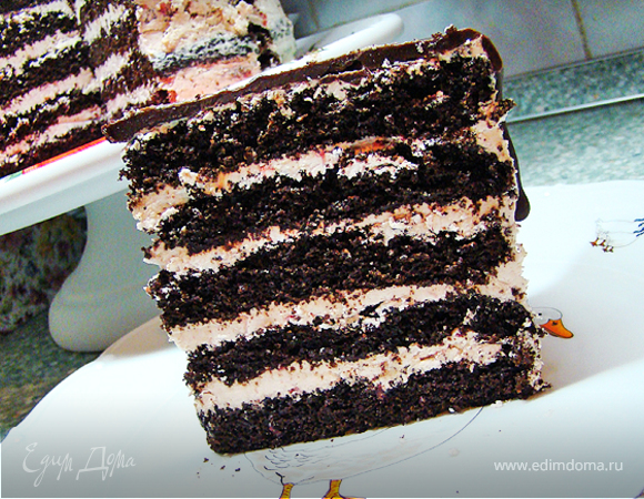 Шоколадный торт с клубничным кремом