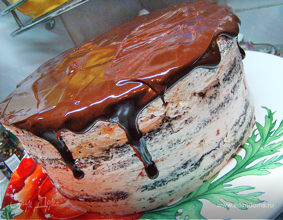 Шоколадный торт с клубничным кремом