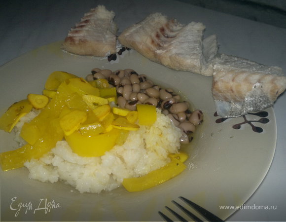 Отварная белая рыба + пюре из цветной капусты,тушеный перец и фасоль