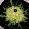 Салат из зеленой редьки с руколой