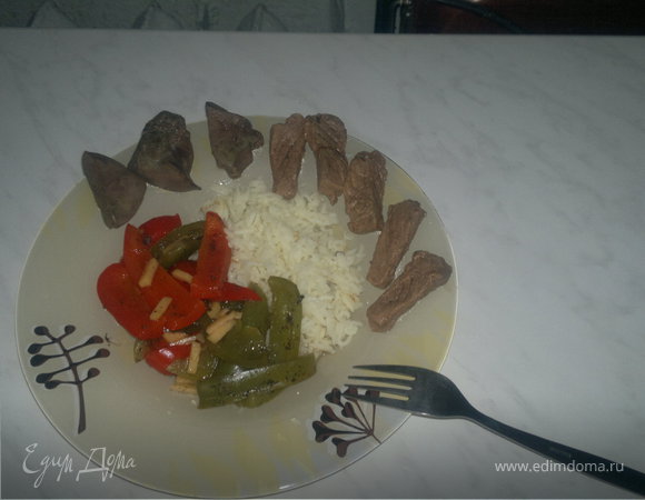 Микс обед ( печень индейки + филе говядины ) + рис басмати с шафраном и Поджареные Болгарские перцы с имбирем.