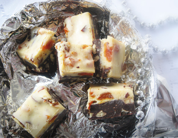 Конфеты с двумя видами шоколада, с орехами и сухофруктами.