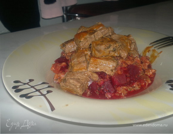 Чечевичная похлебка вариант два ( со свеклой, луком и горчицей ) + говядина тушеная в томатно-перечном соусе.