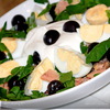 Салат с тунцом,яйцом,шпинатом и оливками