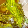 Оливковое масло с травами, перцем чили и чесноком.