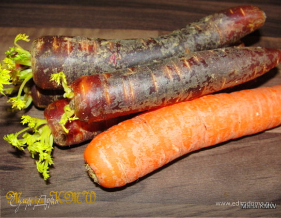 Салат с фиолетовой морковкой, зернышками граната и пармезаном