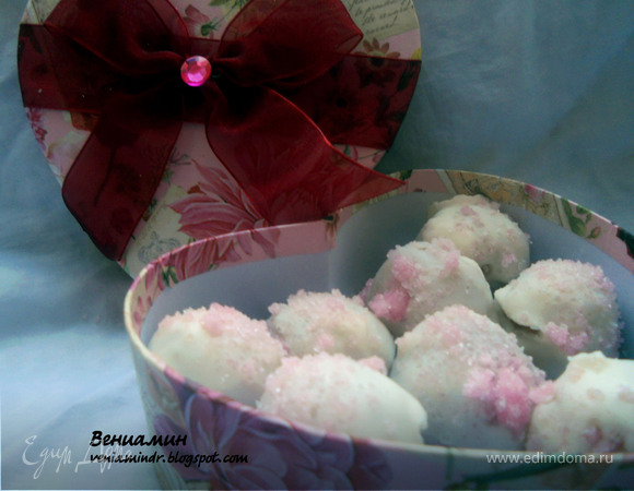 Розовые марципановые конфеты