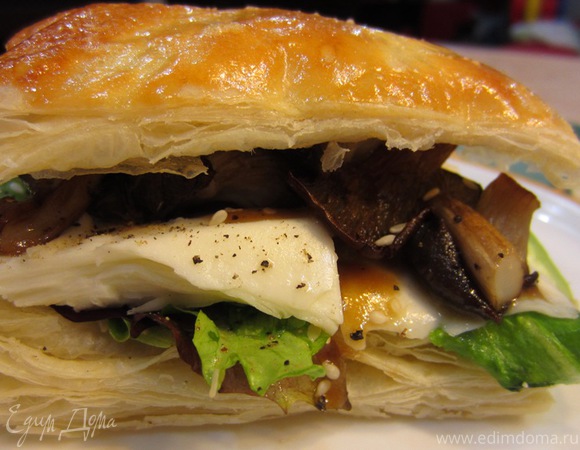 Сэндвич с Моцареллой, грибами и соусом Нисуаз