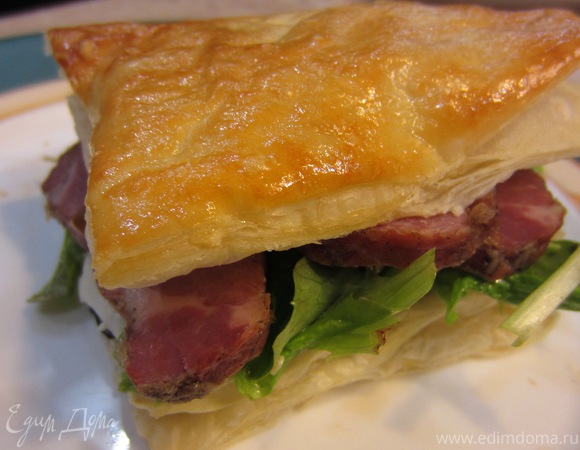 Сэндвич с моцареллой, грибами и соусом «Нисуаз»