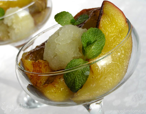 Печеное манго с корицей и мороженым