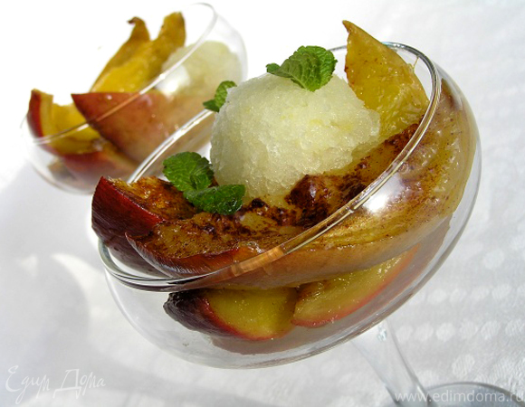 Печеное манго с корицей и мороженым