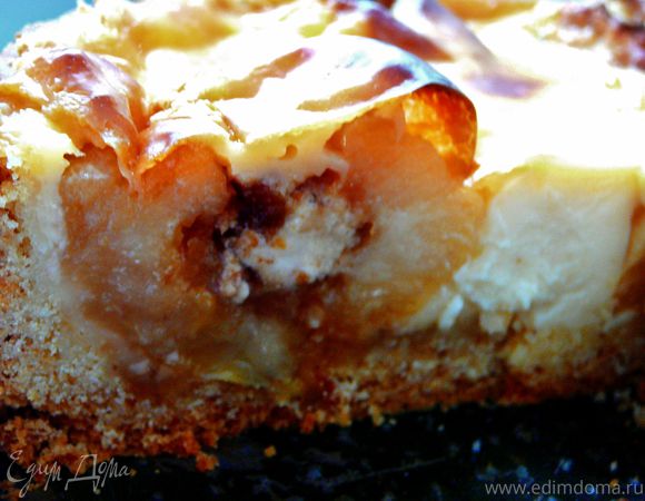 Пирог с печеными яблоками и нугой