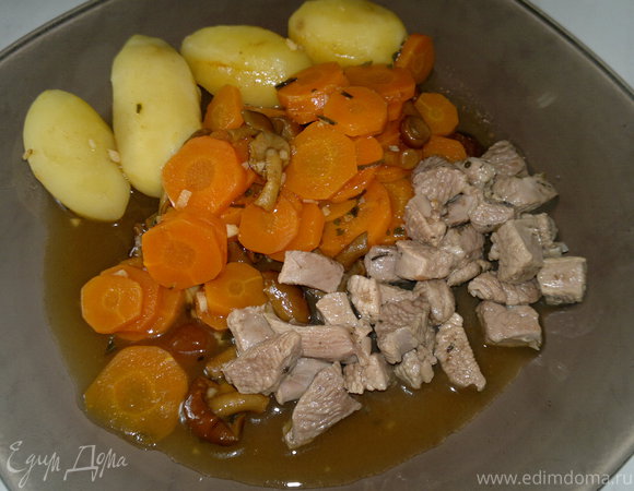 Бедро индейки с чабрецом и кориандром, рагу из моркови и опят с чесноком и отварным картофелем